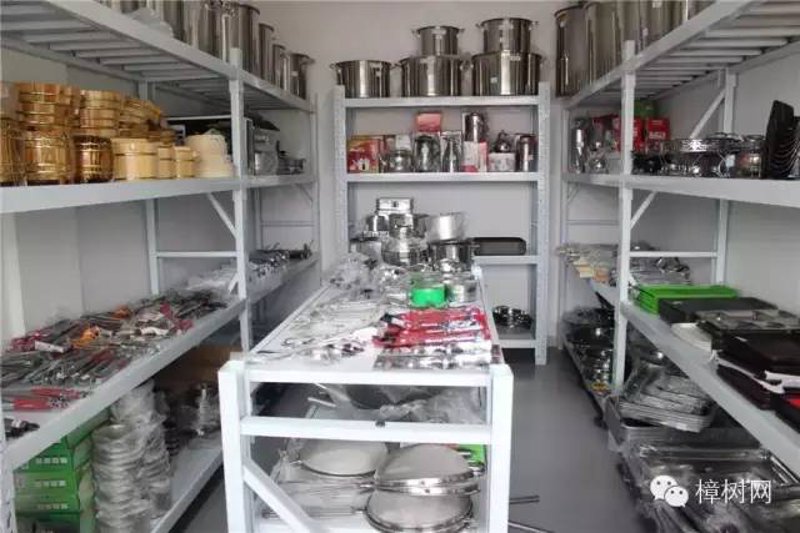 生活中，我们常常用到各种各样的物品，比如文具、厨具、日用品等。今天我们就来聊聊“生活用品简笔画”这个有趣的主题。